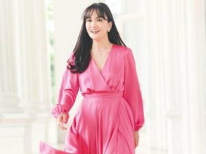 Cekricek.id – Shandy Aulia terlihat semakin awet muda saja setelah belum lama ini mengganti gaya rambutnya dengan berponi. Bukan hanya rambut, gaya berpakaiannya dengan warna-warna yang cerah juga berhasil menambah kesan wanita muda pada dirinya.