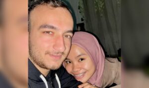 Cekricek.id – Seorang perempuan asal Indonesia mengejutkan netizen dengan kisah percintaannya yang begitu unik. Dia yang sedang menjalin hubungan asmara dengan seorang pria bule itu memiliki cerita perkenalan yang tidak terduga dan sukses membuat banyak orang iri pada keberuntungannya.