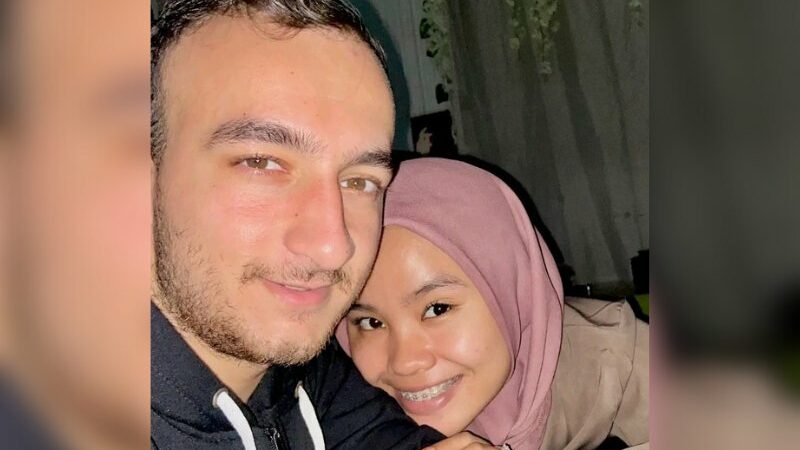 Cekricek.id – Seorang perempuan asal Indonesia mengejutkan netizen dengan kisah percintaannya yang begitu unik. Dia yang sedang menjalin hubungan asmara dengan seorang pria bule itu memiliki cerita perkenalan yang tidak terduga dan sukses membuat banyak orang iri pada keberuntungannya.