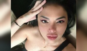 Cekricek.id – Nikita Mirzani mengeluh lewat sosial media bahwa dirinya sedang pusing akibat namanya yang banyak muncul dan menjadi pusat pemberitaan akhir-akhir ini. Artikel yang mengulas tentang kontroversi tentang dirinya memang sudah bejibun, terlebih tentang kasusnya dengan Bunda Corla.