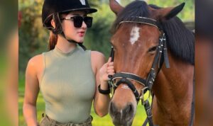 Cekricek.id – Ghea Youbi tampil badas saat berpose dengan seekor kuda yang ditungganginya. Banyak yang dibuat terpesona padanya saat mengenakan setelan baju ketat dan celana cargo lengkap dengan sepatu boot dan helm untuk melindungi kepala.