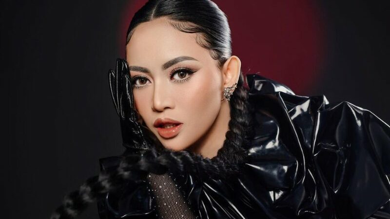 Cekricek.id - Rachel Vennya hadir dalam balutan outfit serba hitam pada pemotretan terbarunya. Sepasang baju dan celana kulit tersebut dia sebut sebagai dandanan ratu bulan. Hal itu disampaikan sendiri lewat unggahan pada akun sosial media miliknya.