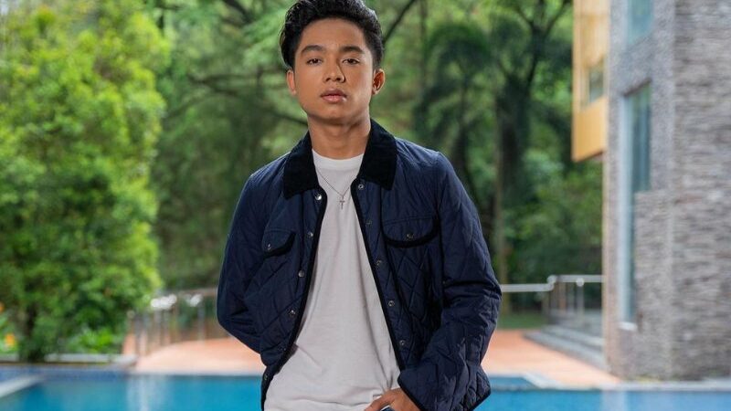 Cekricek.id – Betrand Peto Putra Onsu belum lama ini merilis lagu barunya yang bertajuk “Ku yang Selalu Salah”. Dia membagikan video klip official single tersebut lewat kanal YouTube dan berhasil mencapai posisi Trending untuk kategori musik.