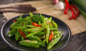 Cekricek.id – Sayur buncis ternyata tak hanya diolah dengan cara ditumis atau dicampurkan sebagai salah satu bahan pembuat sup. Para ibu di rumah juga bisa memasaknya dengan cara digoreng dengan melumulirnya menggunakan tepung.