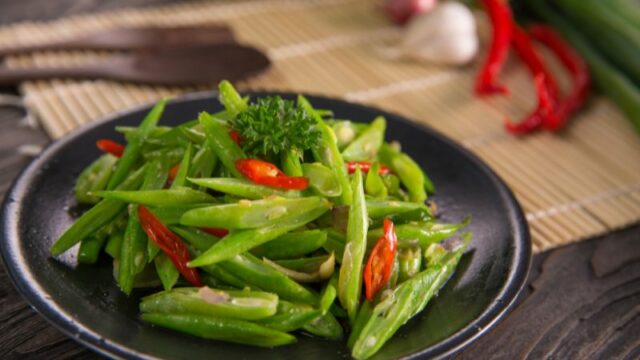 Cekricek.id – Sayur buncis ternyata tak hanya diolah dengan cara ditumis atau dicampurkan sebagai salah satu bahan pembuat sup. Para ibu di rumah juga bisa memasaknya dengan cara digoreng dengan melumulirnya menggunakan tepung.