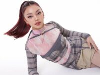 Cekricek.id, Berita Seleb dan Berita Artis – Naura Ayu baru saja mengeluarkan single barunya yang merupakan remake dari lagu “Cinta” milik Vina Panduwinata. Dengan tampilan anak kuliahan, dalam video klipnya, penyanyi muda itu sukses menyita perhatian karena suara dan kecantikannya.