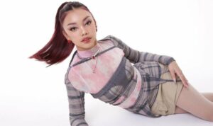 Cekricek.id, Berita Seleb dan Berita Artis – Naura Ayu baru saja mengeluarkan single barunya yang merupakan remake dari lagu “Cinta” milik Vina Panduwinata. Dengan tampilan anak kuliahan, dalam video klipnya, penyanyi muda itu sukses menyita perhatian karena suara dan kecantikannya.