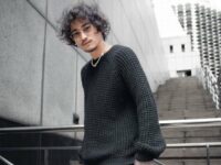 Cekricek.id, Berita Seleb dan Berita Artis – Bio One sempat diisukan sebagai seorang gay setelah cuitan sebuah akun manfess viral di Twitter. Namanya ikut terseret lantaran gaya pakaiannya yang nyentrik dengan memakai rok pada beberapa kesempatan. Namun, setelah isu itu berlalu, aktor tersebut terlihat tampil sangat berbeda.