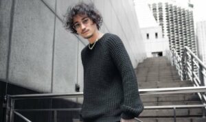 Cekricek.id, Berita Seleb dan Berita Artis – Bio One sempat diisukan sebagai seorang gay setelah cuitan sebuah akun manfess viral di Twitter. Namanya ikut terseret lantaran gaya pakaiannya yang nyentrik dengan memakai rok pada beberapa kesempatan. Namun, setelah isu itu berlalu, aktor tersebut terlihat tampil sangat berbeda.