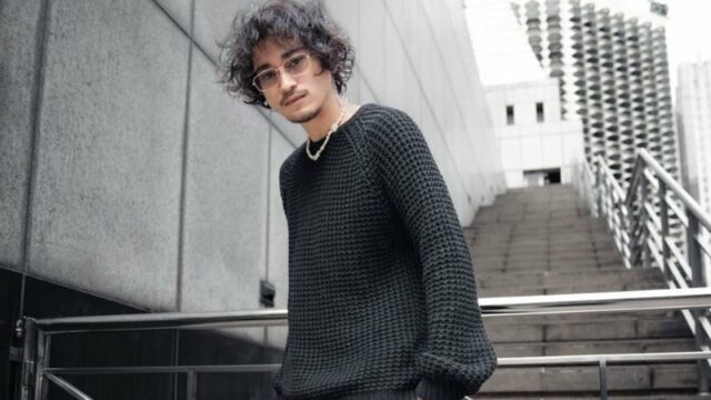 Cekricek.id, Berita Seleb dan Berita Artis – Bio One sempat diisukan sebagai seorang gay setelah cuitan sebuah akun manfess viral di Twitter. Namanya ikut terseret lantaran gaya pakaiannya yang nyentrik dengan memakai rok pada beberapa kesempatan. Namun, setelah isu itu berlalu, aktor tersebut terlihat tampil sangat berbeda.