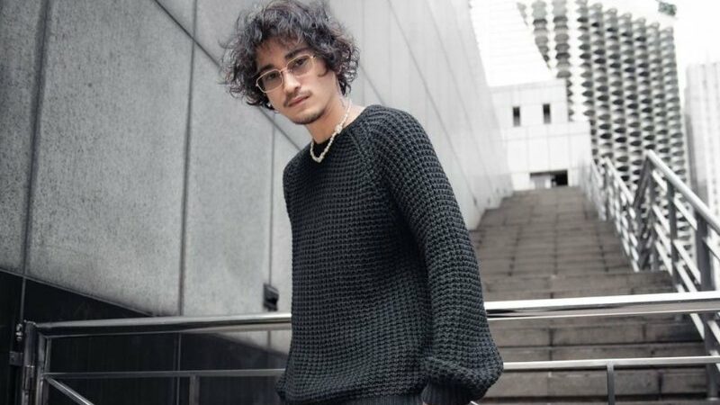 Cekricek.id, Berita Seleb dan Berita Artis – Bio One sempat diisukan sebagai seorang gay setelah cuitan sebuah akun manfess viral di Twitter. Namanya ikut terseret lantaran gaya pakaiannya yang nyentrik dengan memakai rok pada beberapa kesempatan. Namun, setelah isu itu berlalu, aktor tersebut terlihat tampil sangat berbeda.