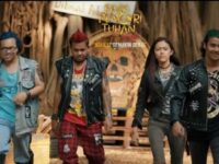 Cekricek.id, Film – “Para Pencari Tuhan Jilid 16” hadir kembali menemani umat muslim dalam menjalankan aktifitas di bulan Ramadhan. Sama seperti puasa di tahun-tahun sebelumnya, kini sitcom tersebut kembali dengan season terbaru dan pemain yang berbeda juga.