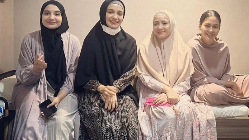 Cekricek.id, Berita Seleb dan Berita Artis – Nagita Slavina membuat penggemarnya tercengang dengan penampilan baru yang dia tunjukkan belum lama ini. Istri Raffi Ahmad itu tampil dengan setelan jilbab lebar dan pakaian yang tertutup. Sontak saja netizen ramai mengirimkan kata-kata pujian yang menyebut ibu dua anak itu sangat cantik.