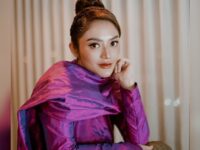 Cekricek.id – Siti Badriah kembali bernyanyi di atas panggung setelah melahirkan anak pertamanya yang kini berusia 10 bulan. Beberapa kali dia membagikan potret dirinya saat berada di atas panggung. Namun ada yang berbeda dari setelan busana yang dia kenakan.