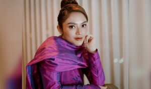 Cekricek.id – Siti Badriah kembali bernyanyi di atas panggung setelah melahirkan anak pertamanya yang kini berusia 10 bulan. Beberapa kali dia membagikan potret dirinya saat berada di atas panggung. Namun ada yang berbeda dari setelan busana yang dia kenakan.