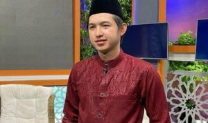 Cekricek.id – Dennis Lim adalah seorang pendakwah muda yang sangat menginspirasi. Kisah hidupnya yang unik membuat namanya banyak disorot dan membuat banyak orang semakin penasaaran pada sosoknya. Dalam sebuah acara bincang, dia menceritakan bagaimana awal mula dirinya bisa berada di jalan yang sekarang.