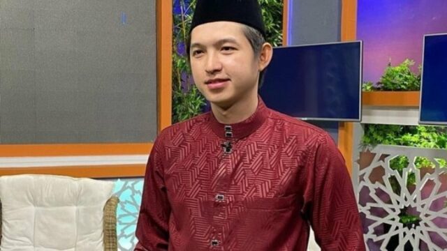 Cekricek.id – Dennis Lim adalah seorang pendakwah muda yang sangat menginspirasi. Kisah hidupnya yang unik membuat namanya banyak disorot dan membuat banyak orang semakin penasaaran pada sosoknya. Dalam sebuah acara bincang, dia menceritakan bagaimana awal mula dirinya bisa berada di jalan yang sekarang.