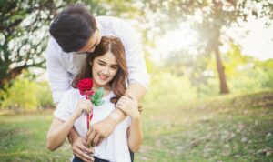 Cekricek.id – Kemunculan seorang wanita yang mengaku memiliki usaha rental pacar sukses membuat heboh jagat dunia maya. Bisnis unik yang terbilang nyeleneh ini memang terdengar sensitif bagi sebagian orang, namun juga dianggap kreatif. Ada banyak tanggapan yang muncul dari netizen setelah menyaksikan video penjelasan tentang jasa tersebut.