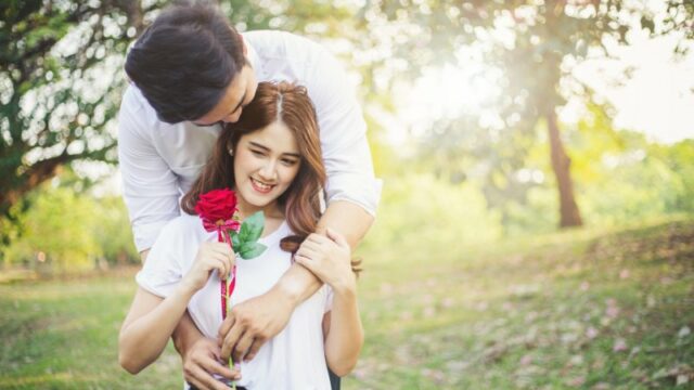 Cekricek.id – Kemunculan seorang wanita yang mengaku memiliki usaha rental pacar sukses membuat heboh jagat dunia maya. Bisnis unik yang terbilang nyeleneh ini memang terdengar sensitif bagi sebagian orang, namun juga dianggap kreatif. Ada banyak tanggapan yang muncul dari netizen setelah menyaksikan video penjelasan tentang jasa tersebut.