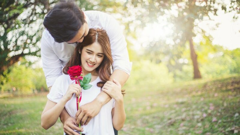 Cekricek.id – Kemunculan seorang wanita yang mengaku memiliki usaha rental pacar sukses membuat heboh jagat dunia maya. Bisnis unik yang terbilang nyeleneh ini memang terdengar sensitif bagi sebagian orang, namun juga dianggap kreatif. Ada banyak tanggapan yang muncul dari netizen setelah menyaksikan video penjelasan tentang jasa tersebut.