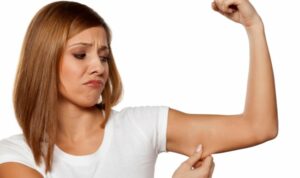 Cekricek.id – Perempuan juga dapat menonjolkan lengan dengan melakukan latihan otot trisep dengan gerakan khusus. Trisep adalah otot yang ditemukan di belakang lengan atas yang membantu memperpanjang lengan untuk menarik dan mendorong, yang membantu menentukan batang tubuh.