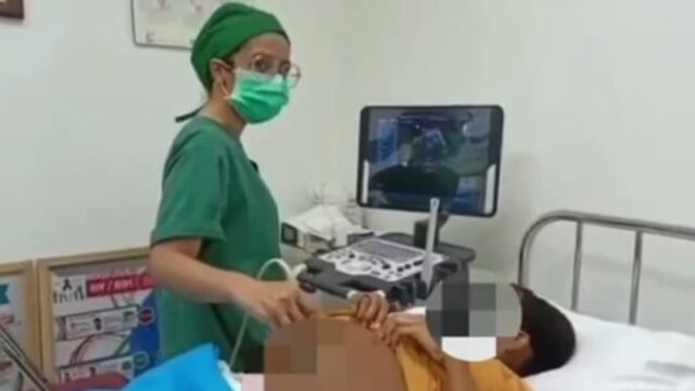 Seorang bocah beruai 12 tahun yang masih duduk di bangku sekolah dasar hamil anak pertama yang diantar oleh tim pemberdayaan perempuan.