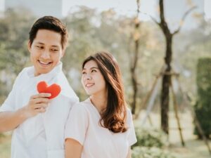 Ragu dengan perasaan pria yang kini menjadi pasanganmu? Berikut ini beberapa tanda pria punya perasaan mendalam padamu.