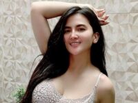 Diana Dee Staright berpose dengan gaya pamer payudaranya yang berukuran besar, membuat kaum adam gagal fokus.