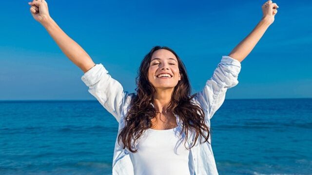 Beberapa kebiasaan kecil ini ternyata bisa membuat hidup kamu menjadi positive vibes. Salah satunya dengan mengurangi bermain sosial media.