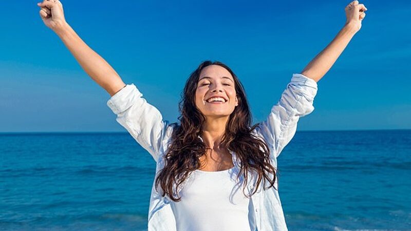 Beberapa kebiasaan kecil ini ternyata bisa membuat hidup kamu menjadi positive vibes. Salah satunya dengan mengurangi bermain sosial media.