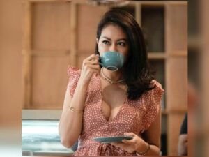 Cekricek.id - Ternyata bentuk bodi seksi yang dimiliki oleh Atien Simon masih berada di atas segalanya. Jika dibandingkan tawaran ngeteh atau kopi