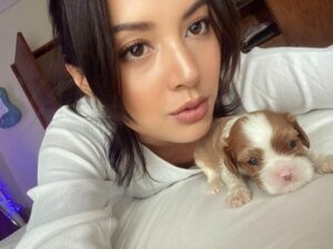 Cekricek.id - Wajah cantik dari seorang penyanyi Aurelie Moeremans dipuji lucu. Hal ini bahkan dianggap sama dengan hewan kesayangannya