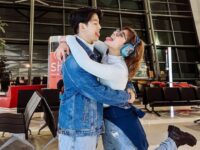 Cekricek.id - Jalinan asmara antara Awkarin dengan seorang pria brondong memang makin mesra, netizen merasa ngontrak di bumi