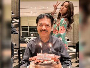 Cekricek.id - Rupanya raut wajah awet muda Bunga Citra Lestari menurun dari sang papa. Netizen salfok akan hadirnya sosok pria ini