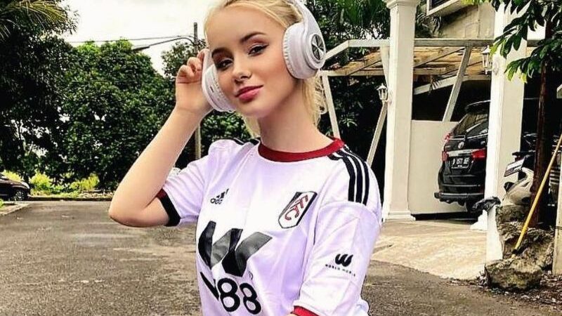 Cekricek.id - Ada kebiasaan unik dari salah seorang Bule Barbie cantik yang sampai kini masih belum menyandang status sebagai seorang mualaf