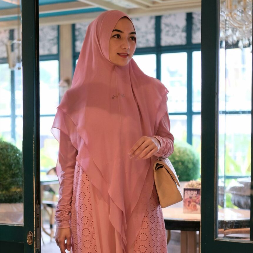 Definisi Cantik Pakai Apa Pun, Pesona Citra Kirana Pakai Baju Syar'i Tak Ada Lawan 4 Lampiran Gambar