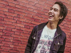 Cekricek.id, Berita Artis dan Berita Seleb - Penyanyi tampan El Rumi seolah membiarkan dan tersenyum saja menanggapi dijodohkan dengan Fuji