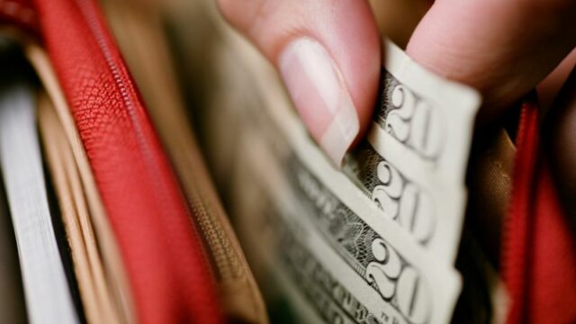 Cekricek.id - Mungkin masih banyak yang belum mengetahui mana prioritas untuk membayar utang riba atau melakukan infaq ke keluarga