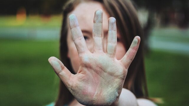 Iniah ciri-ciri tubuh seseorang yang dipenuhi aura negatif yang dapat membuat hidup tidak tenang hingga menambah dosa, simak artikel berikut ini.