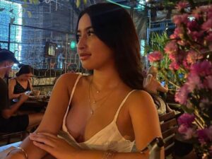 Cekricek.id - Penampilan Jennifer Coppen saat makan di sebuah cafe tampak semakin seksi. Intip sejumlah potret menawannya