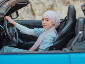 Cekricek.id - Pesona Lesti Kejora saat mengendarai sebuah mobil mewah begitu dipuji netizen. Karena wajah cantiknya ini mirip beras pulen