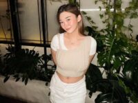 Cekricek.id - Aksi pamer pusar yang diperlihatkan oleh Livy Renata justru berhasil membuat netizen gemes. Terlihat amat imut dan seksi