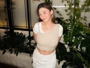 Cekricek.id - Aksi pamer pusar yang diperlihatkan oleh Livy Renata justru berhasil membuat netizen gemes. Terlihat amat imut dan seksi