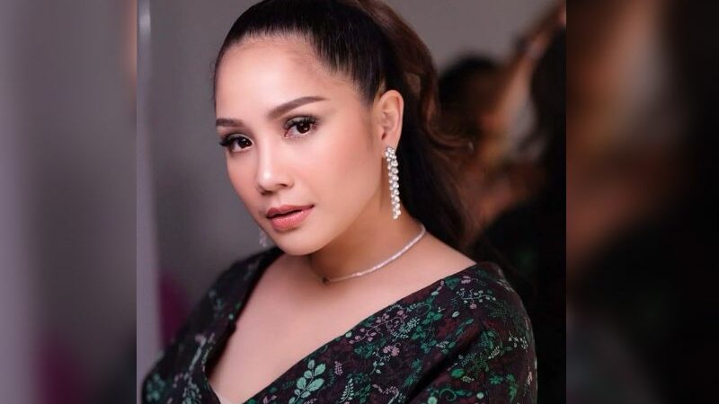 Cekricek.id - Ternyata cuma Rafathar yang berani memarahi seorang Nagita Slavina. Karena selalu memberi makanannya ke orang lain