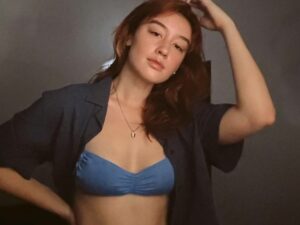 Cekricek.id - Artis cantik Natasha Ryder kini dianggap semakin berani dari segi pakaian. Karena berani memamerkan bra alias dalaman