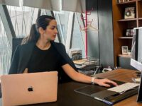 Cekricek.id - Style atau gaya Nia Ramadhani layaknya sosok bos besar menuai perhatian banyak netizen. Gak insecure dengan pendidikan