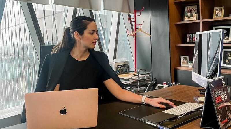 Cekricek.id - Style atau gaya Nia Ramadhani layaknya sosok bos besar menuai perhatian banyak netizen. Gak insecure dengan pendidikan