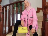 Cekricek.id - Artis cantik dan model Olla Ramlan mendapat teguran keras dari netizen. Karena berhijab tetapi masih sering pose ngangkang.