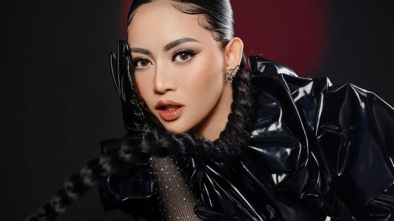 Cekricek.id - Sosok artis sekaligus selebgram populer Rachel Vennya pantas disebut sebagai sosok pengusaha sukses, dapat 800 juta sehari