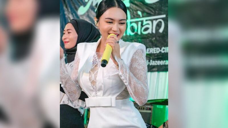 Cekricek.id - Sosok cantik Wika Salim sempat memamerkan sejumlah potretnya dengan menggunakan gaun putih saat asik berjoget.